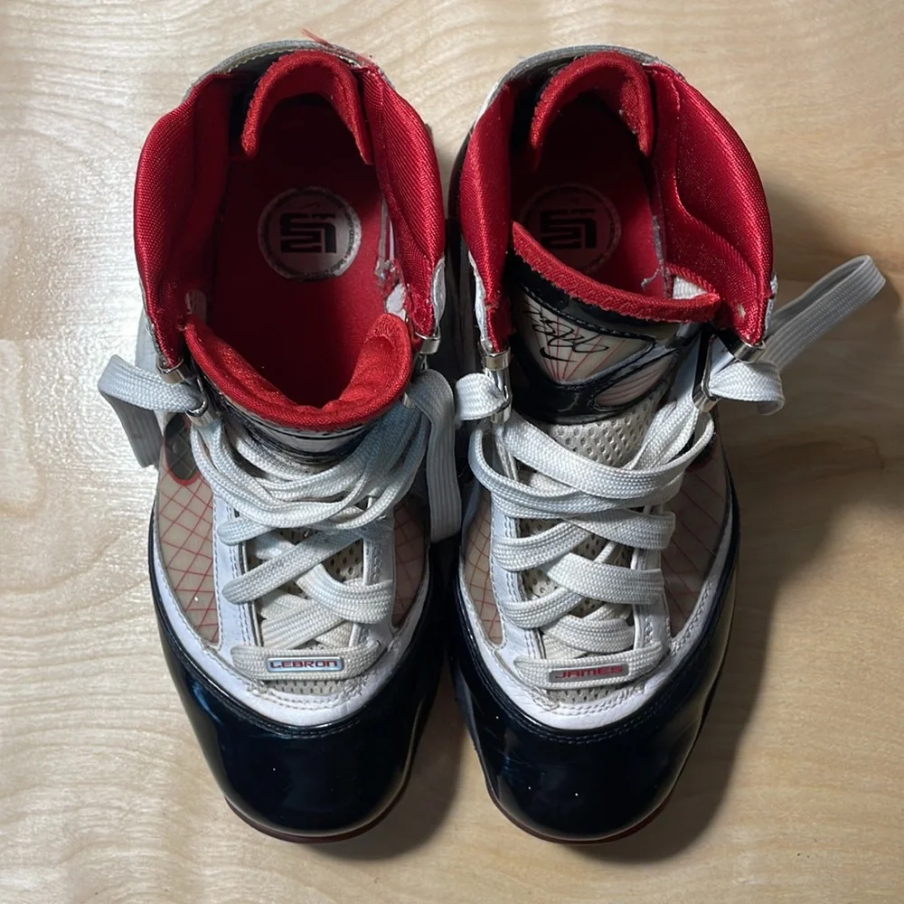 2009 Nike Air Max LeBron James VII Sneakers - White/Black/Varsity Red